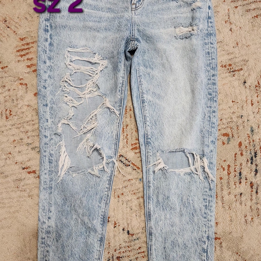 American Eagle Outfitters Light Blue Distressed Boyfriend Jeans